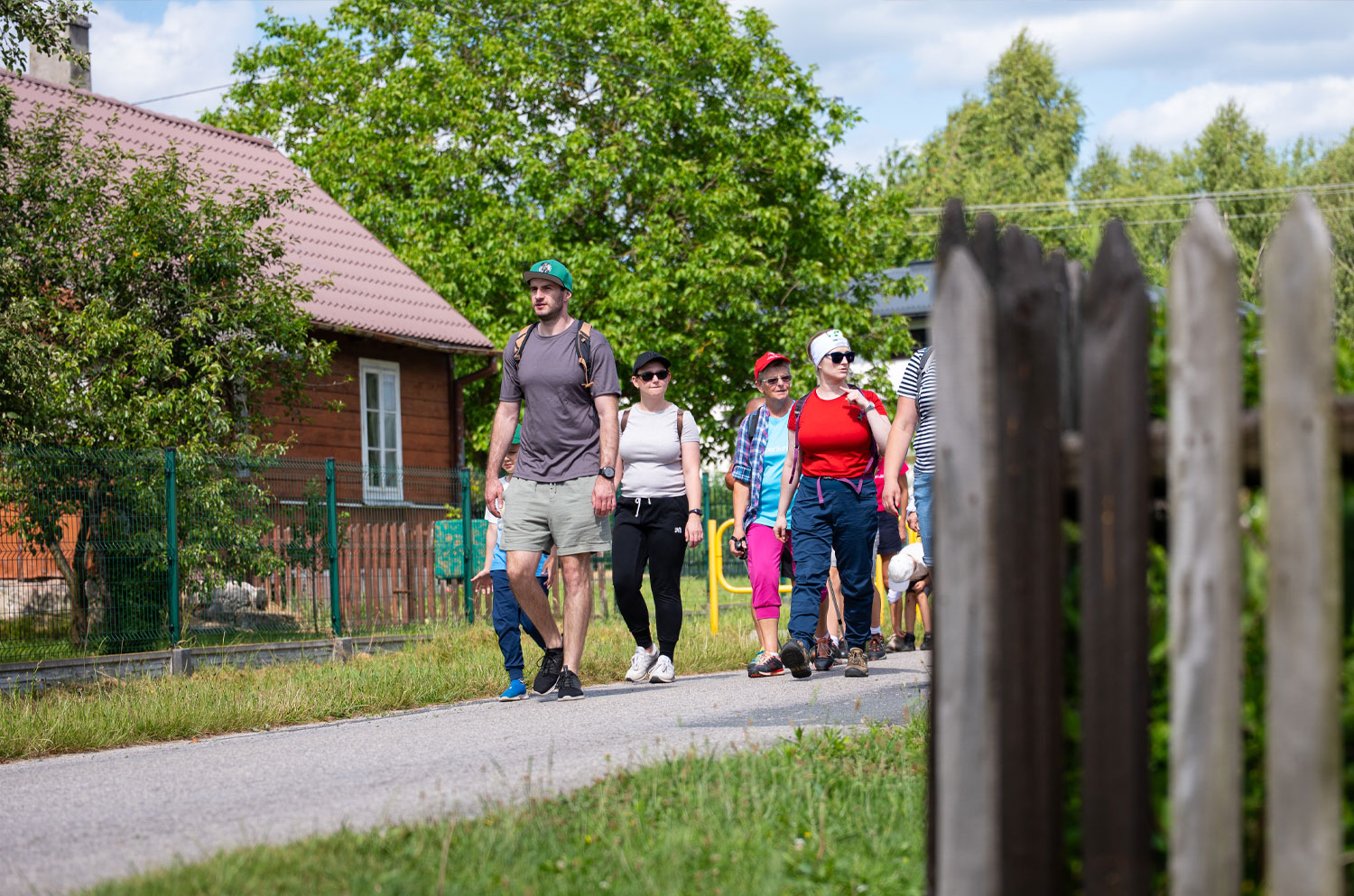 Grupa turystów podczas spaceru przez miejscowość w gminie Miedziana Góra