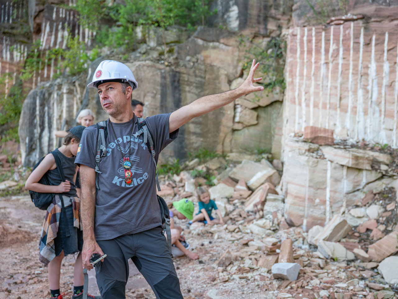 Przewodnik opowiadający o geologii w kamieniołomie na terenie gminy Miedziana Góra