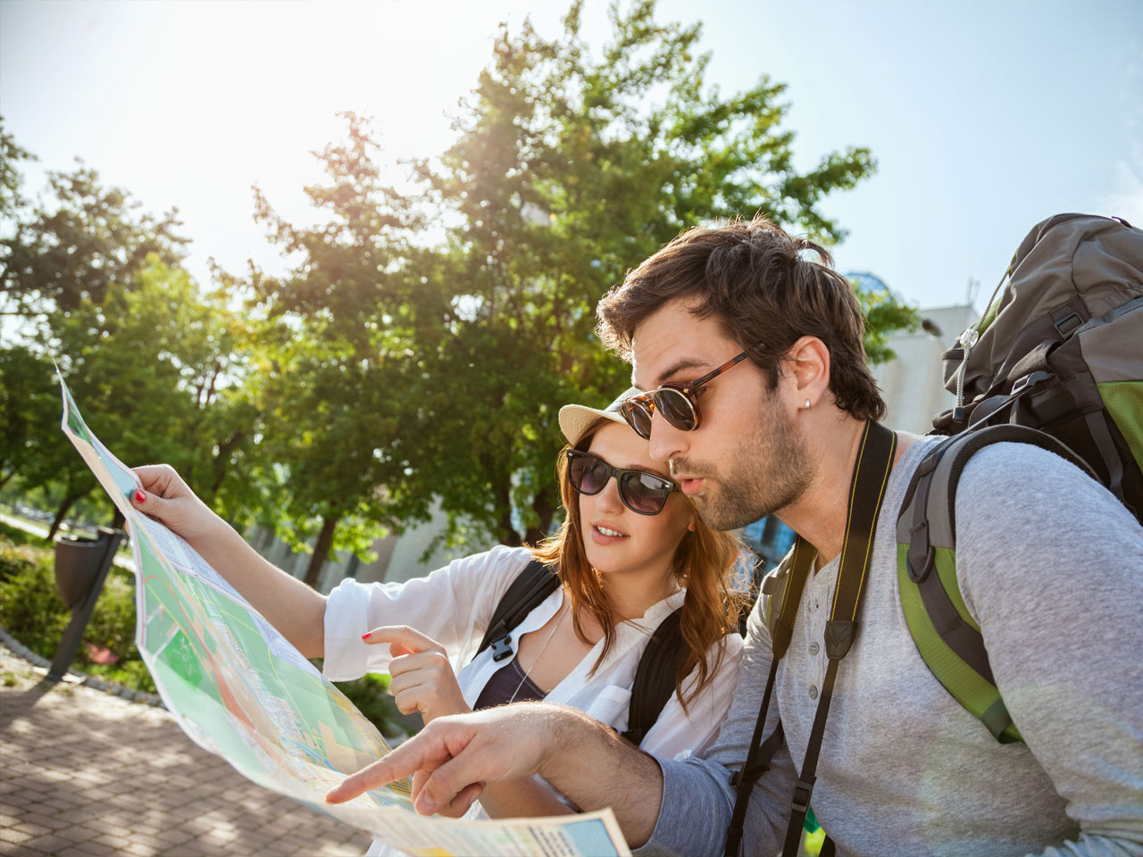 Turyści planujący wycieczkę z mapą w gminie Miedziana Góra