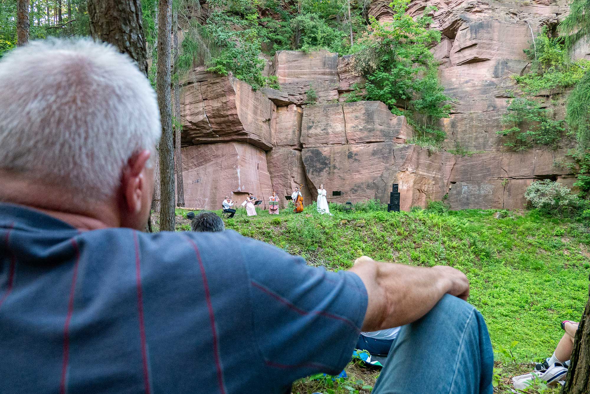 Ściany kamieniołomu Ciosowa z czerwonego piaskowca