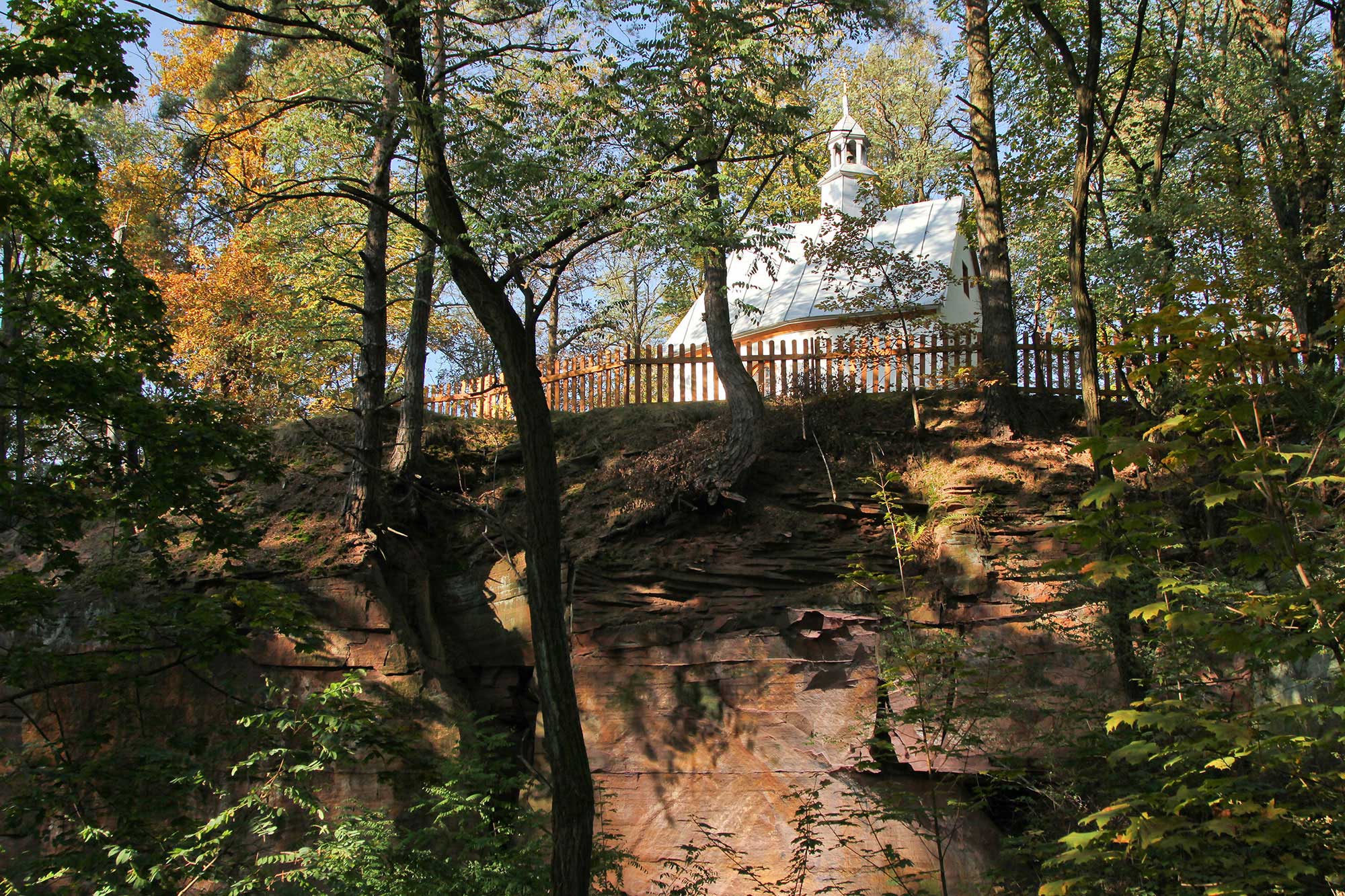 Kaplica Przemienienia Pańskiego i Rezerwat Kręgi Kamienne na Górze Grodowej