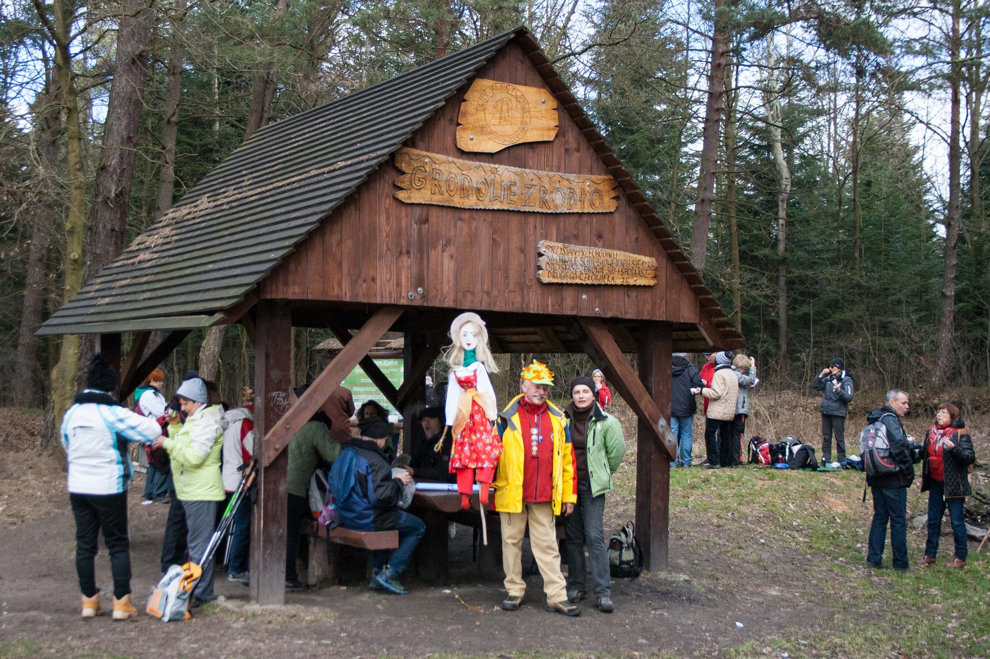 Otoczenie Źródła Grodowego – naturalne rozlewisko i kamienie piaskowcowe
