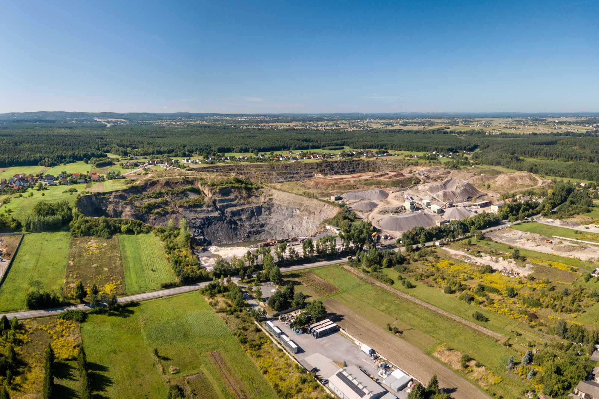 Ściany skalne kamieniołomu Laskowa z odsłoniętymi warstwami dewonu