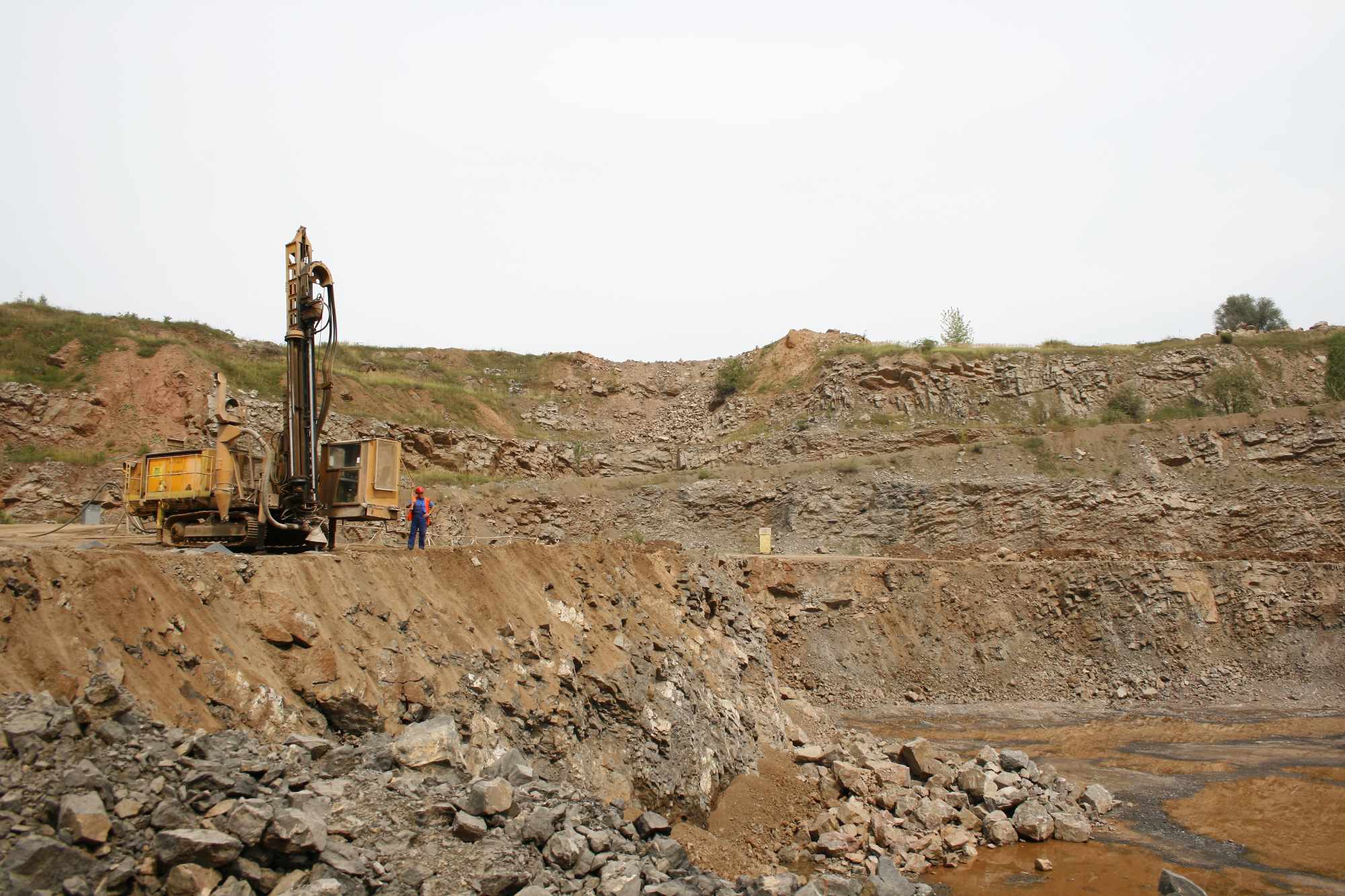 Warstwy wapieni i dolomitów w kopalni Laskowa Góra