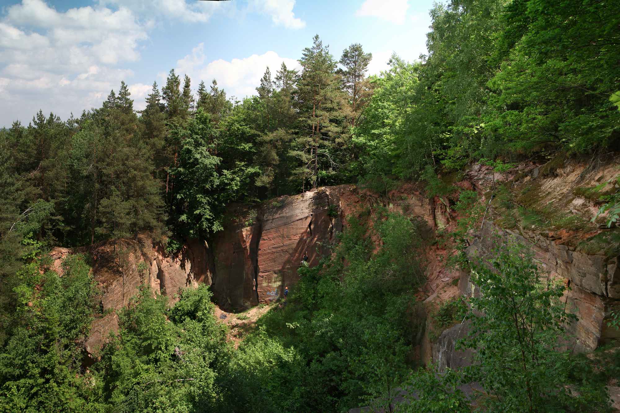 Widok z kamieniołomu Wykień na okoliczne wzgórza i lasy