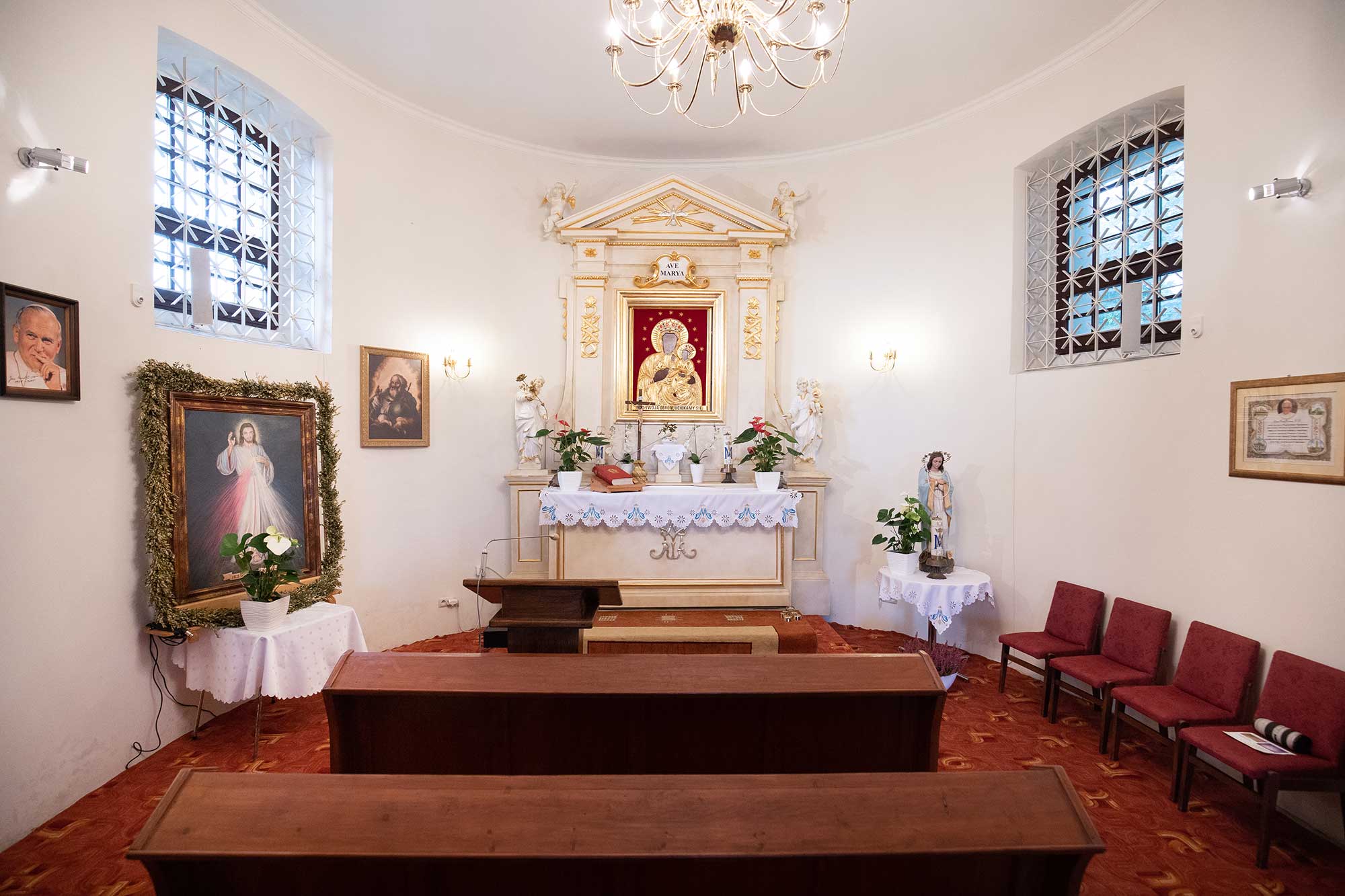 Wnętrze kaplicy Przemienienia Pańskiego na Wzgórzu Jana – ołtarz i wyposażenie