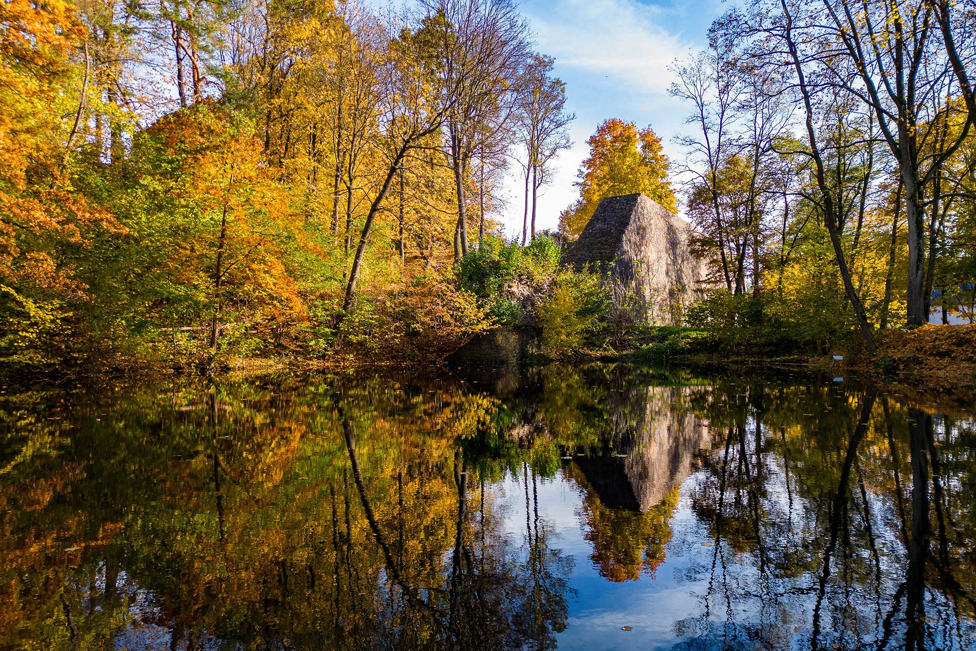 Bobrza – ruiny zakładu przemysłowego, rzeka Bobrza, zabytek techniki